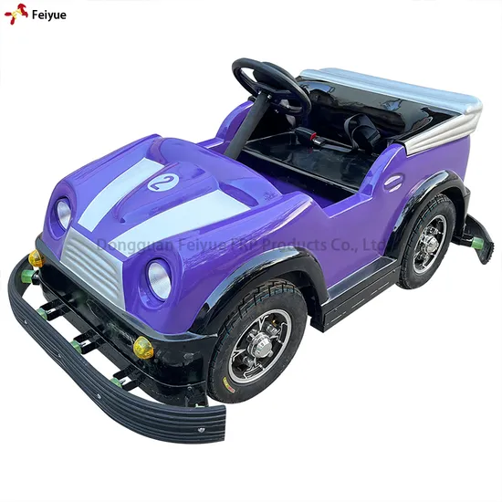 Les enfants montent sur des voitures électriques, un bébé conduit une auto tamponneuse